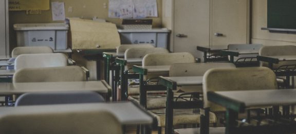 ¿Se puede estacionar en doble fila a las puertas de los colegios?